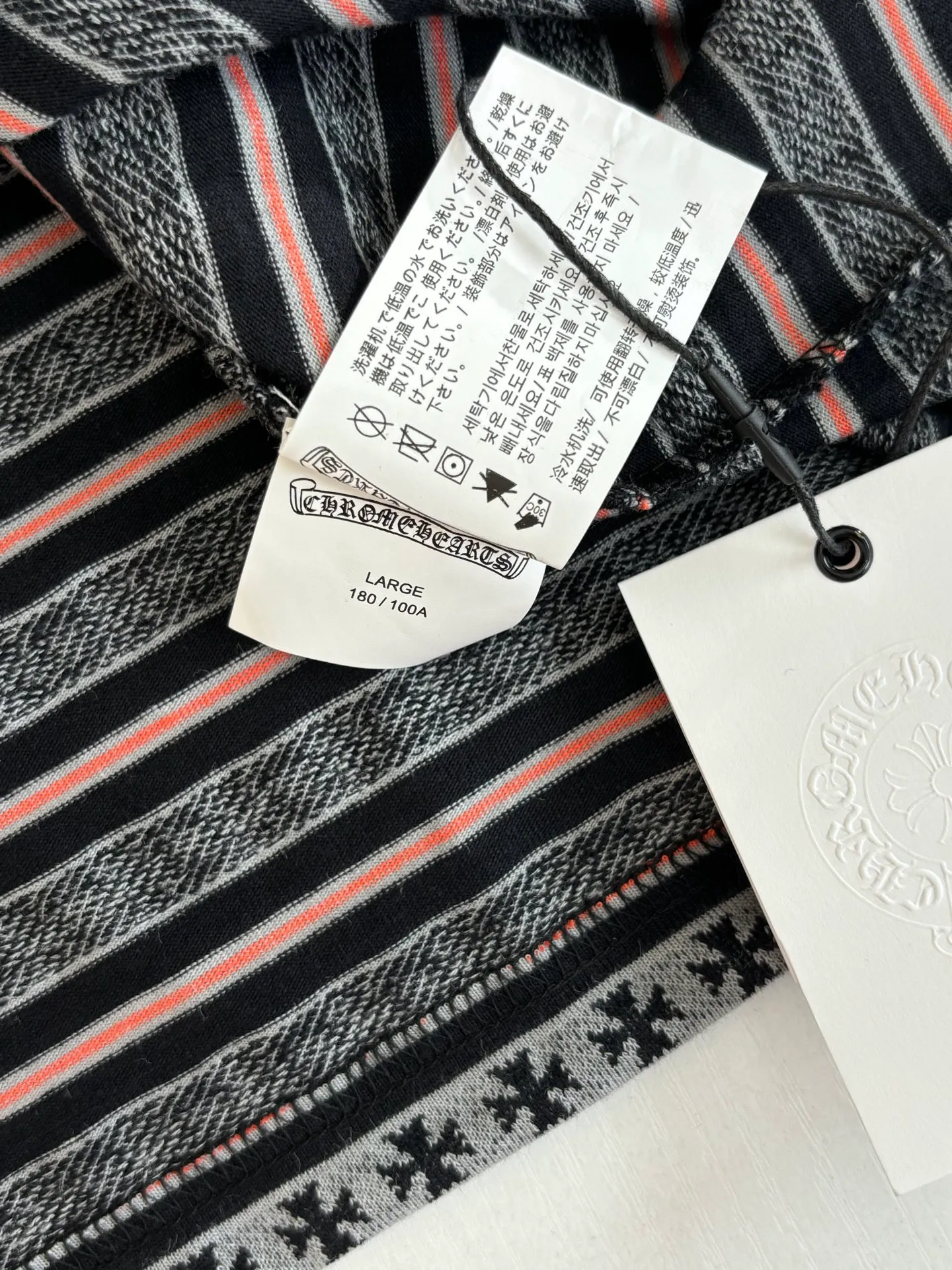 P370 Chrome Hearts*/Chrome Hearts Cross Striped POLO Long Sleeves Yarn-dyed fabrics require a minimum order of 1,000 meters. The cost is expensive. The embroidery uses imported Tajima embroidery machines. The collar leather tags use imported lambskin. The hardware uses real antique silver. The cost is extremely expensive. Size: S/M/L